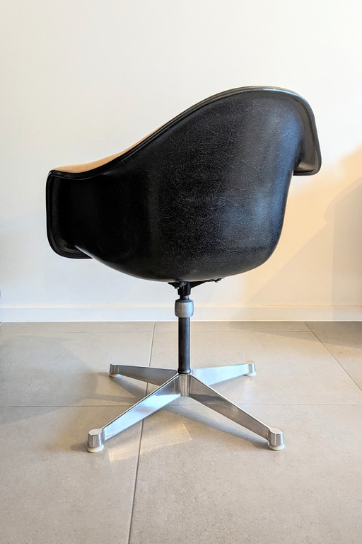 Herman Miller Eames glasvezel kuip armleunstoel PAC