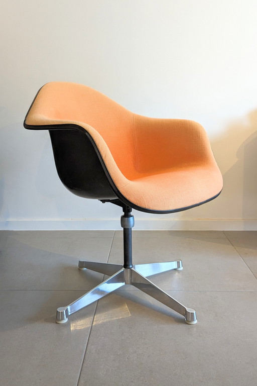 Herman Miller Eames glasvezel kuip armleunstoel PAC