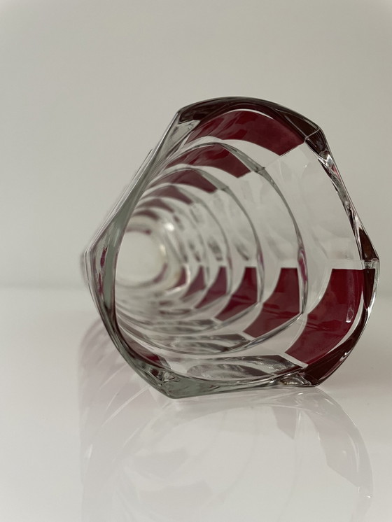 Image 1 of Vintage Driehoekige Vaas Geslepen Glas Met Rode Hexagon Patronen