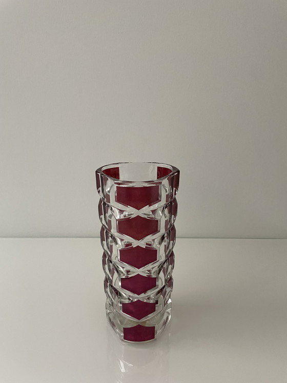 Image 1 of Vintage Driehoekige Vaas Geslepen Glas Met Rode Hexagon Patronen