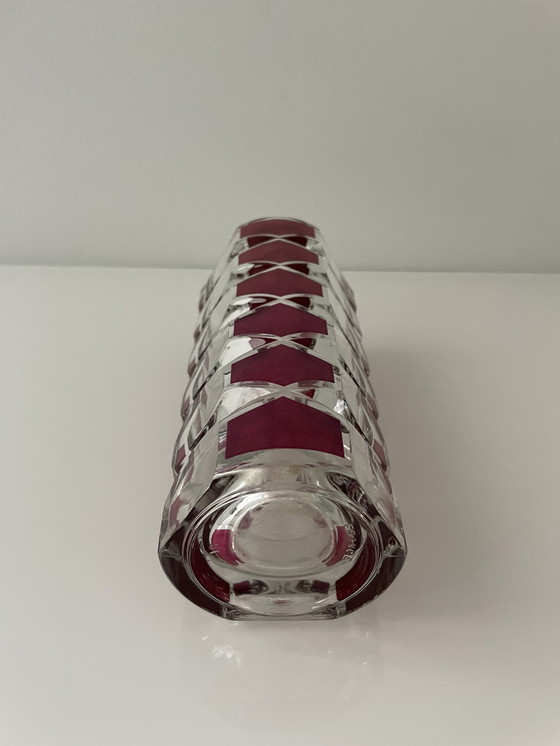 Image 1 of Vintage Driehoekige Vaas Geslepen Glas Met Rode Hexagon Patronen