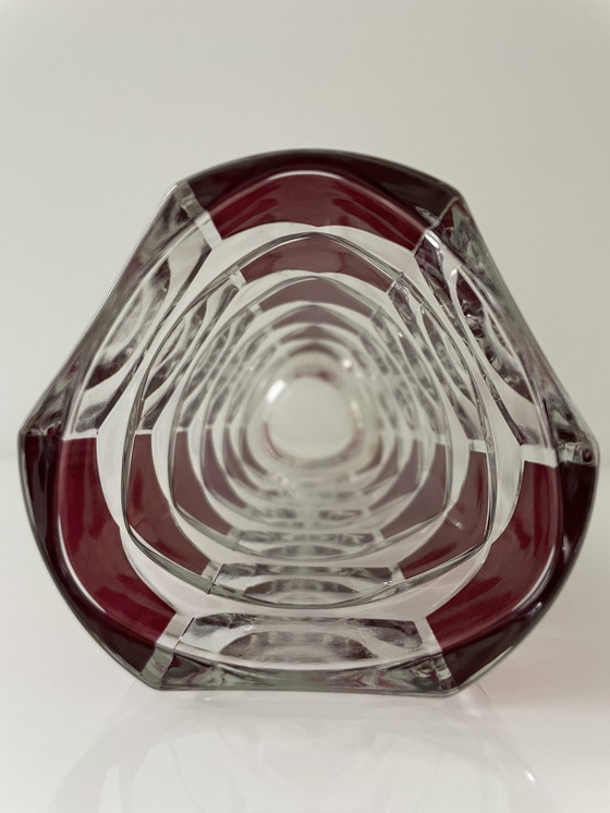 Image 1 of Vintage Driehoekige Vaas Geslepen Glas Met Rode Hexagon Patronen