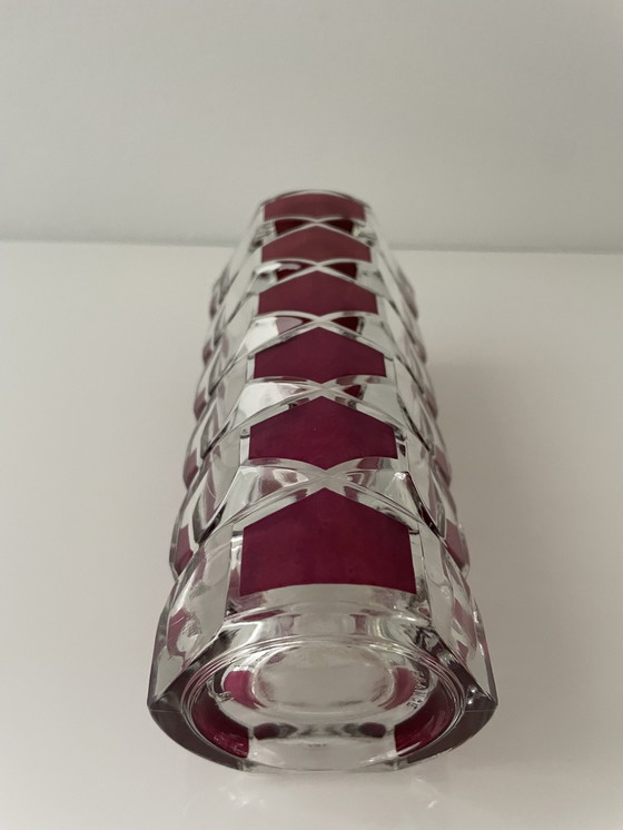 Image 1 of Vintage Driehoekige Vaas Geslepen Glas Met Rode Hexagon Patronen