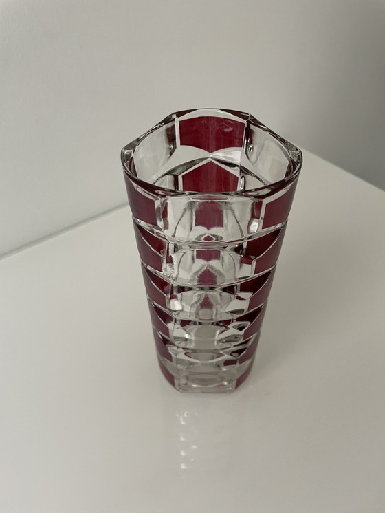 Image 1 of Vintage Driehoekige Vaas Geslepen Glas Met Rode Hexagon Patronen