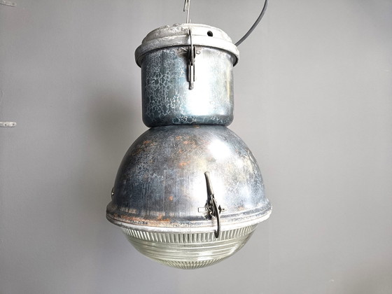 Image 1 of Industriële 'Bal' Lampen met Glas, jaren 1930