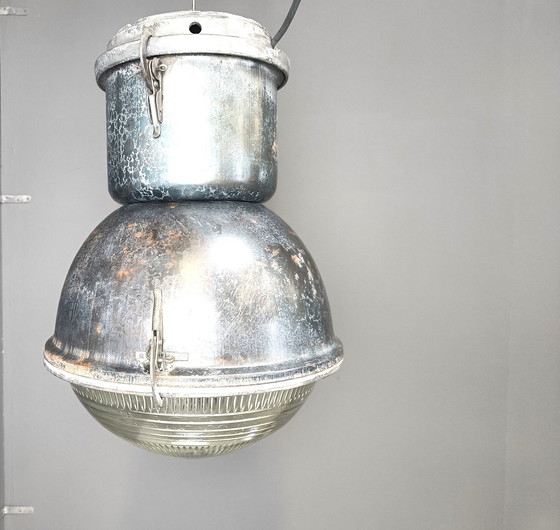 Image 1 of Industriële 'Bal' Lampen met Glas, jaren 1930