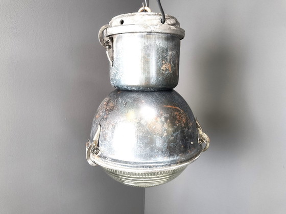 Image 1 of Industriële 'Bal' Lampen met Glas, jaren 1930