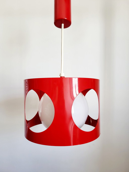 Space age hanglamp, rood metaal, opaline glazen bol, jaren 1960-1970