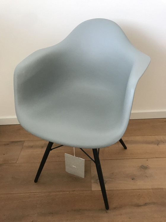 Image 1 of Vitra Eames Daw Stoel Ice Grey - Esdoorn 