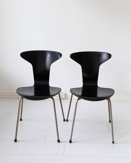 Set Van Twee Arne Jacobsen Mosquito Eetkamerstoelen