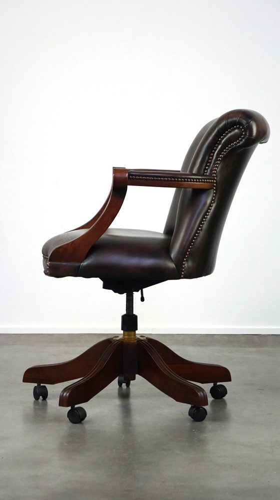 Image 1 of Donkerbruine Engelse rundleren chesterfield bureaustoel