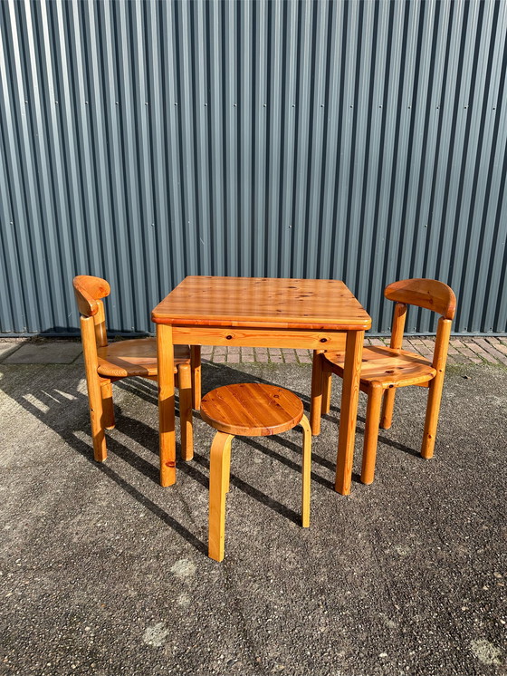 Image 1 of Vintage eettafel met stoelen en krukje