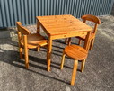 Vintage eettafel met stoelen en krukje