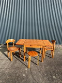 Vintage eettafel met stoelen en krukje