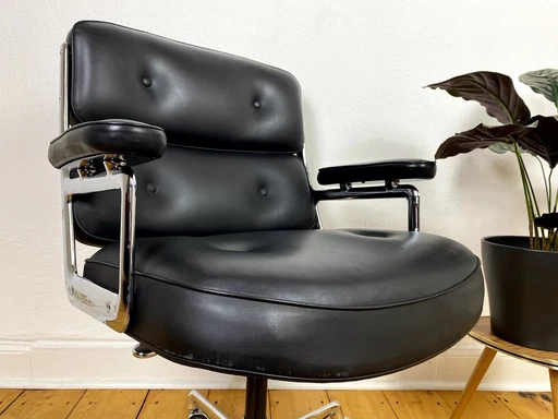 Vitra Lobby Stoel Es 104 van Charles & Ray Eames