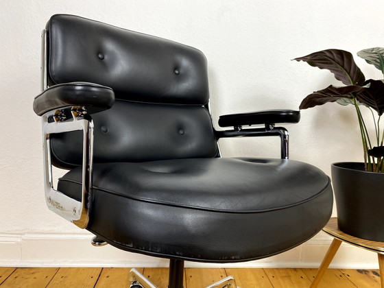 Image 1 of Vitra Lobby Stoel Es 104 van Charles & Ray Eames