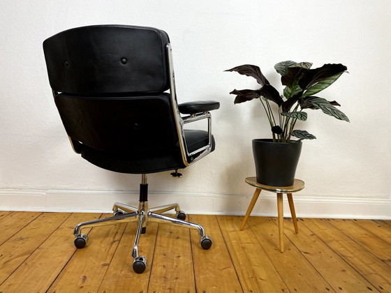 Image 1 of Vitra Lobby Stoel Es 104 van Charles & Ray Eames