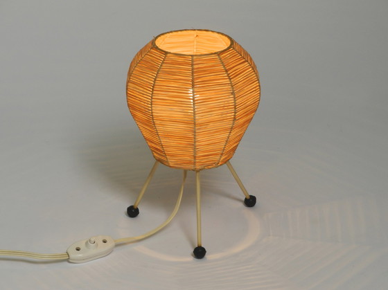 Image 1 of Prachtige Mid Century Modern driepoot raffia bast tafel nachtlamp in zeer goede vintage staat