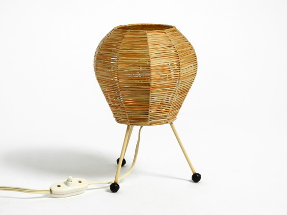 Image 1 of Prachtige Mid Century Modern driepoot raffia bast tafel nachtlamp in zeer goede vintage staat