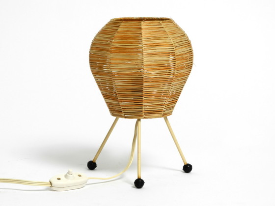 Image 1 of Prachtige Mid Century Modern driepoot raffia bast tafel nachtlamp in zeer goede vintage staat