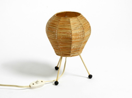 Image 1 of Prachtige Mid Century Modern driepoot raffia bast tafel nachtlamp in zeer goede vintage staat