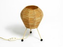 Prachtige Mid Century Modern driepoot raffia bast tafel nachtlamp in zeer goede vintage staat