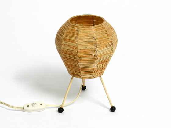 Image 1 of Prachtige Mid Century Modern driepoot raffia bast tafel nachtlamp in zeer goede vintage staat