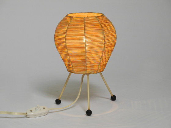 Image 1 of Prachtige Mid Century Modern driepoot raffia bast tafel nachtlamp in zeer goede vintage staat