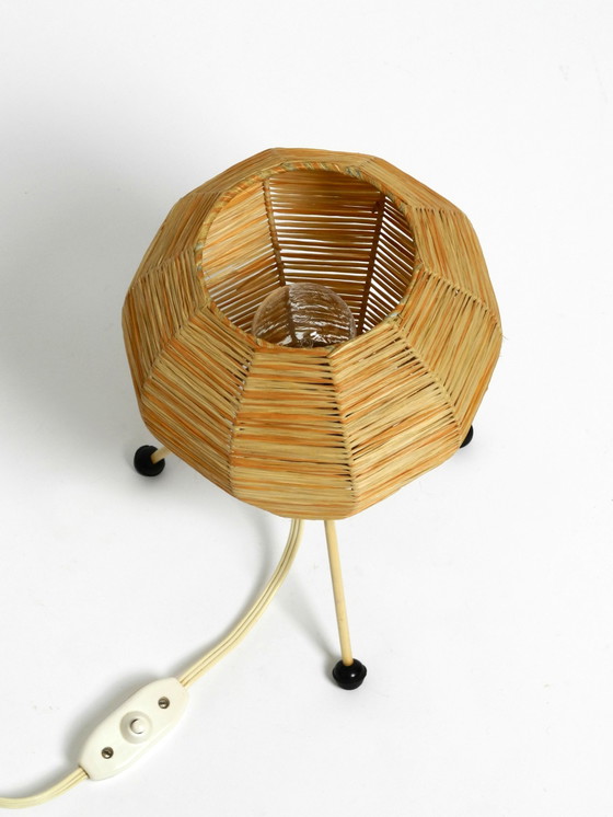 Image 1 of Prachtige Mid Century Modern driepoot raffia bast tafel nachtlamp in zeer goede vintage staat