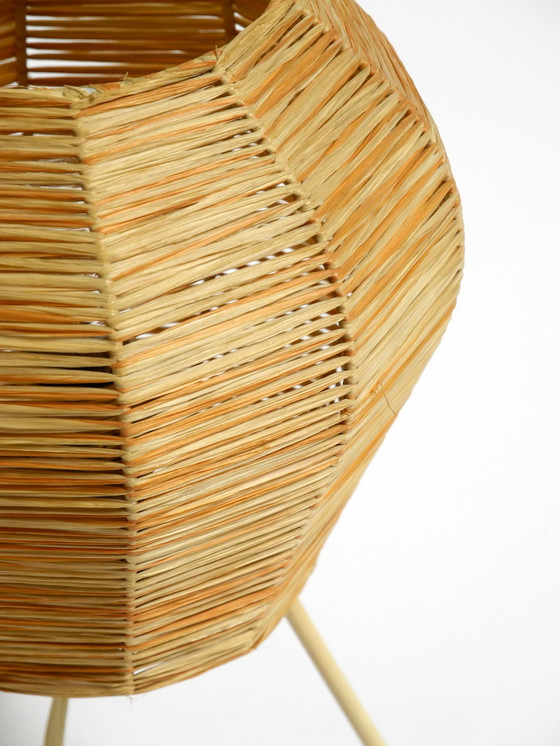 Image 1 of Prachtige Mid Century Modern driepoot raffia bast tafel nachtlamp in zeer goede vintage staat