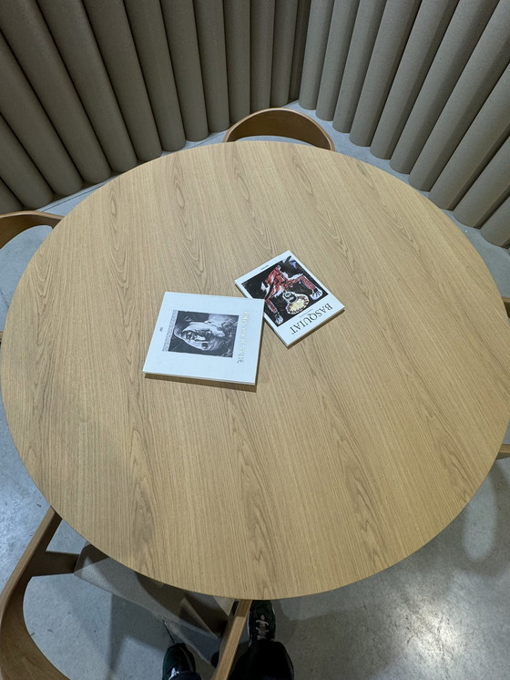 Image 1 of Prachtige Ronde Tafel Met Naturel Tafelblad En Crèmekleurige Voet (Diameter 150 Cm)