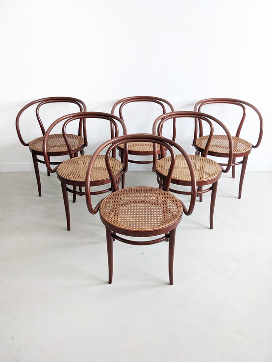 Image 1 of 6x 'no. 209' eetkamerstoelen van Thonet 1980's