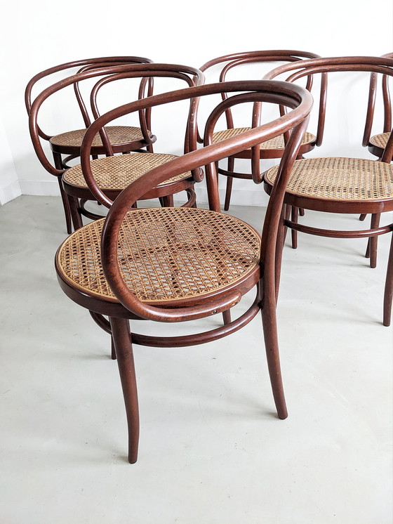 Image 1 of 6x 'no. 209' eetkamerstoelen van Thonet 1980's