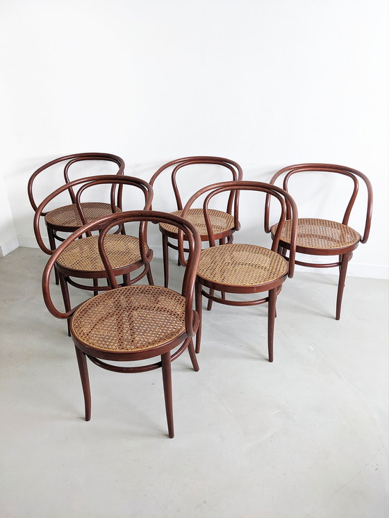 Image 1 of 6x 'no. 209' eetkamerstoelen van Thonet 1980's