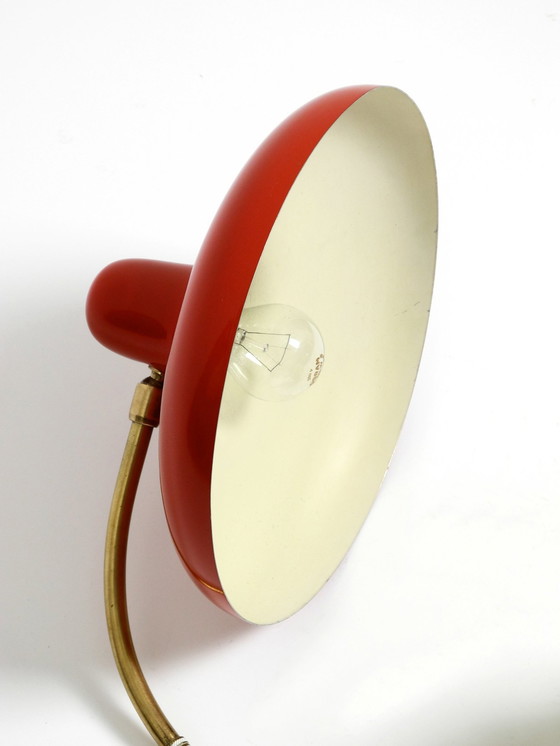 Image 1 of Mooie grote Mid Century Moderne Messing Tafellamp met Rode Metalen Kap