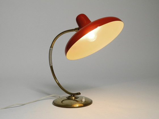 Image 1 of Mooie grote Mid Century Moderne Messing Tafellamp met Rode Metalen Kap