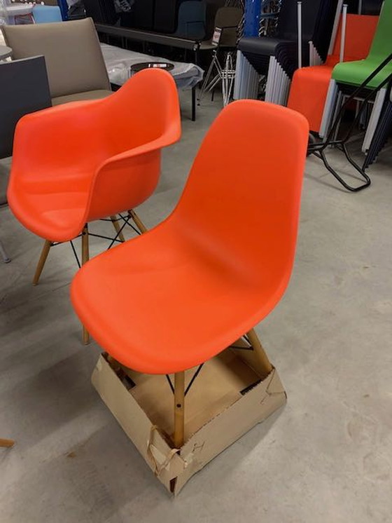 Image 1 of Vitra Eames DSW stoel 