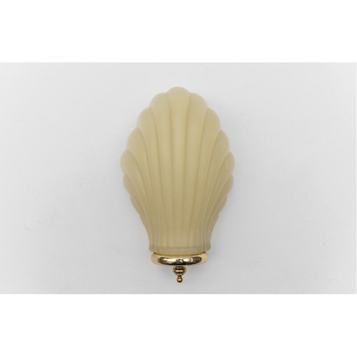 Vintage schelpvormige wandlamp in crème satijnglas, Italië 1960
