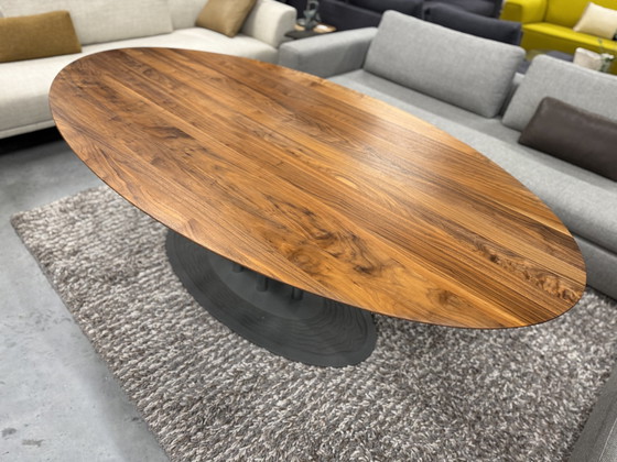 Image 1 of Leolux Thebe Eetkamertafel Ovaal Noten Hout 220X120