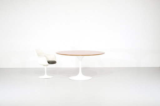 Houten tafel "Tulip" van Eero Saarinen voor Knoll International, VS 1958.