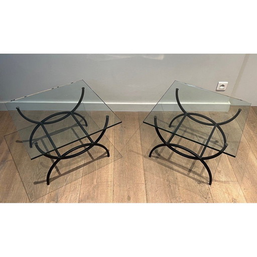 Paar vintage bijzettafeltjes van zwart gelakt metaal en glas, Frankrijk 1950