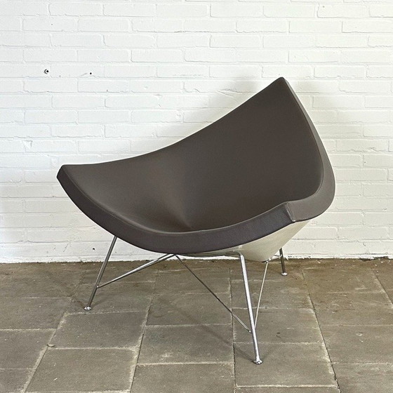 Image 1 of Iconische Vitra Coconut Chair – Modernistisch Design in Grijs Leer