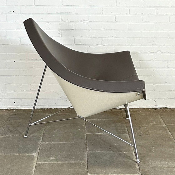 Image 1 of Iconische Vitra Coconut Chair – Modernistisch Design in Grijs Leer