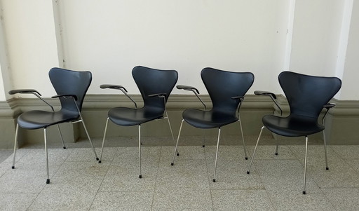 4x Arne Jacobsen 3107 leren stoelen