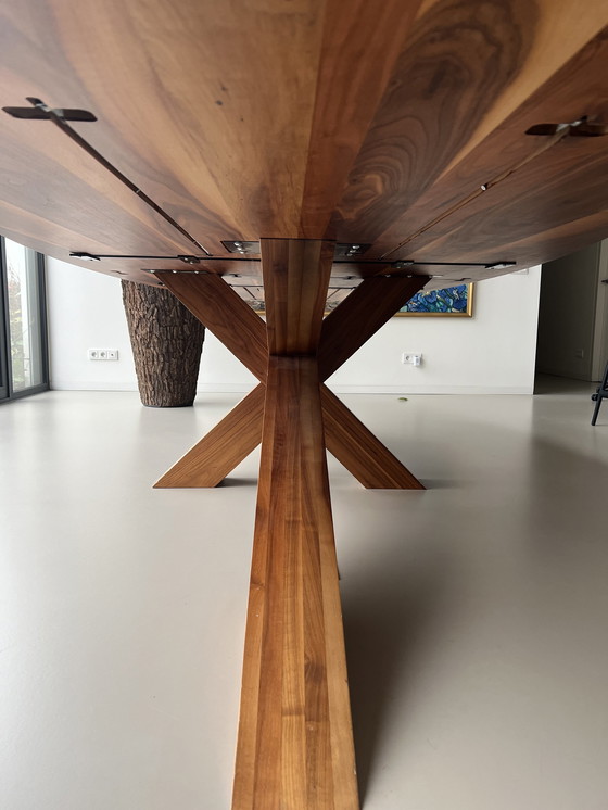 Image 1 of Crosstable 4 Beam Zinx Ovale Tafel Amerikaans Noten