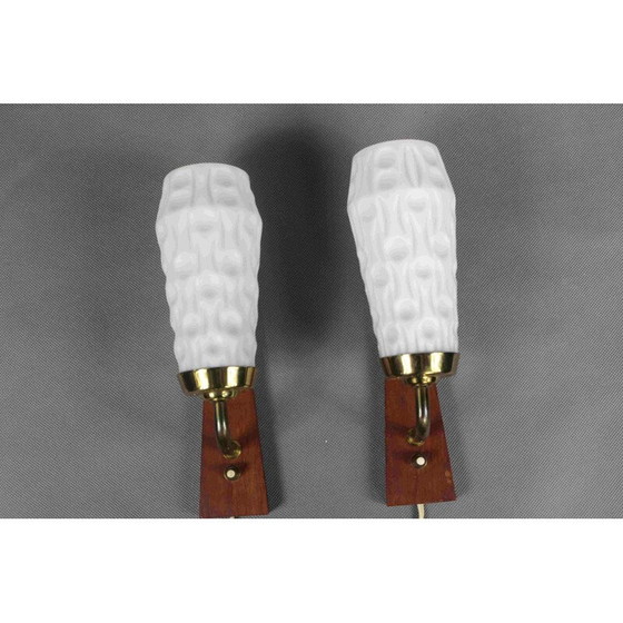 Image 1 of Paar vintage wandlampen met messing en opaline glas, Denemarken 1960