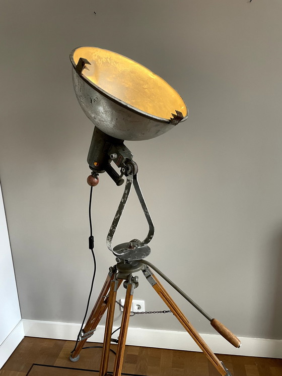 Image 1 of Vintage Bouwlamp Op Oud Houten Camerastatief