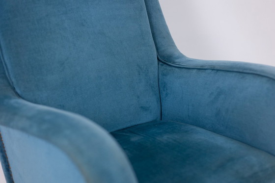 Image 1 of Blauw fluwelen fauteuil met beukenhouten poten. Circa 1950.