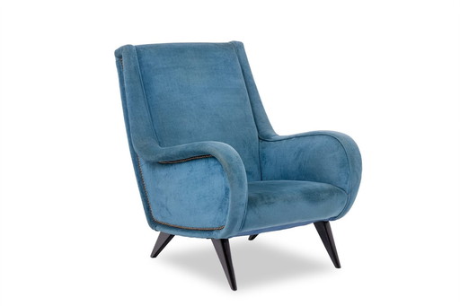 Blauw fluwelen fauteuil met beukenhouten poten. Circa 1950.
