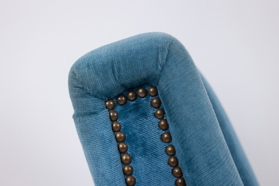 Image 1 of Blauw fluwelen fauteuil met beukenhouten poten. Circa 1950.